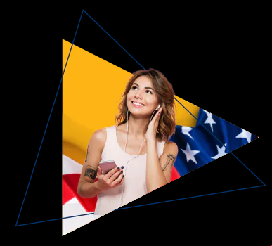 Curso de Inglês Grátis Mulher com celular na mão e fones de ouvido prestando atenção ao que está ouvindo com a bandeira dos estados unidos ao fundo